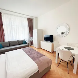 gold-art-apartment-hotel.praguehotelsweb.com/